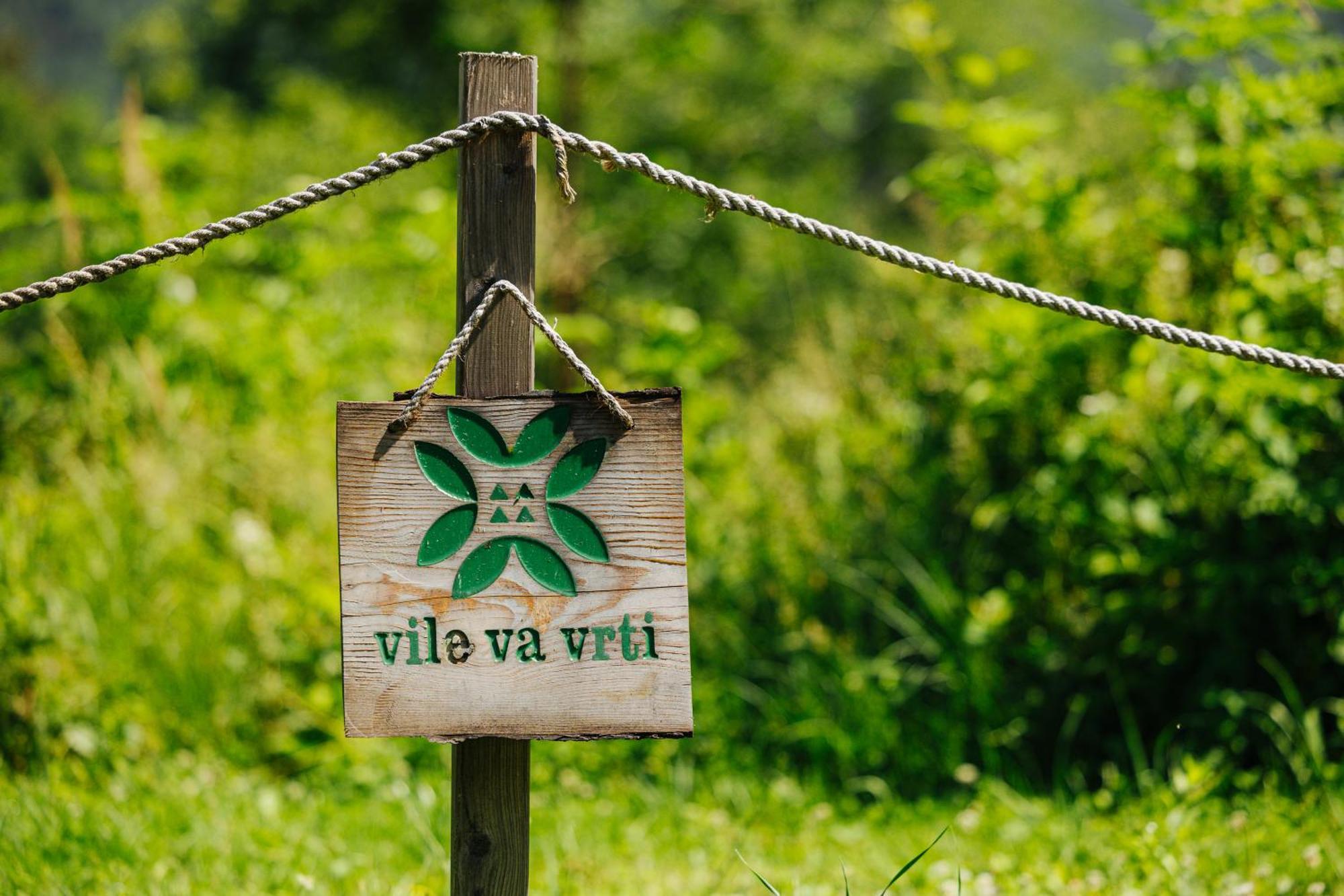 Gozdne Vile Va Vrti Kostel Exteriér fotografie
